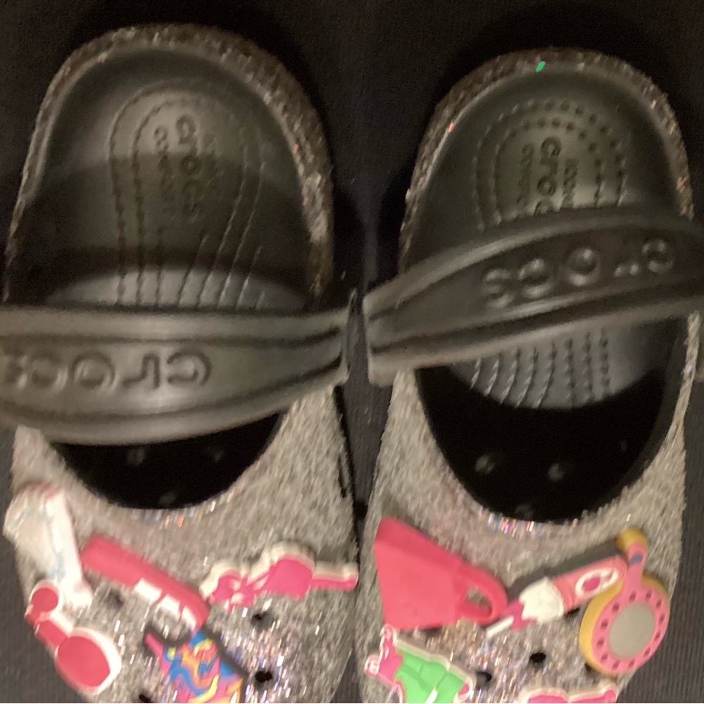 Kids Glitter Clogs Black sz9 w/ Charms (faded/worn top) - Picture 8 of 8